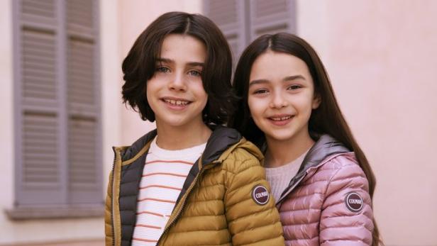 Ein Junge und ein Mädchen umarmen sich und tragen Colmar-Steppjacken.