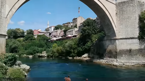 13-jährige Serbin sprang von einer 24 Meter hohen Brücke