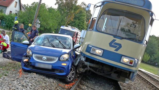 Badner Bahn übersehen: Lenkerin und Kind bei Unfall in Pfaffstätten verletzt