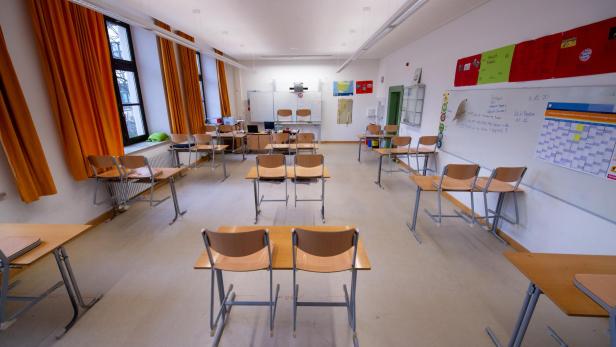 „Coronavirus – Viele Schulen in Bayern schließen wieder“.
