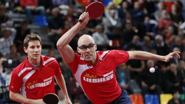 Zwei Tischtennisspieler während eines Spiels.