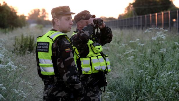 Border guards Dicevicius and Tracevicius use thermovision devices to control Lithuania-Belarus border near Adutiskis Border guards Dicevicius and Tracevicius use thermovision devices to control Lithuania-Belarus border near Adutiskis