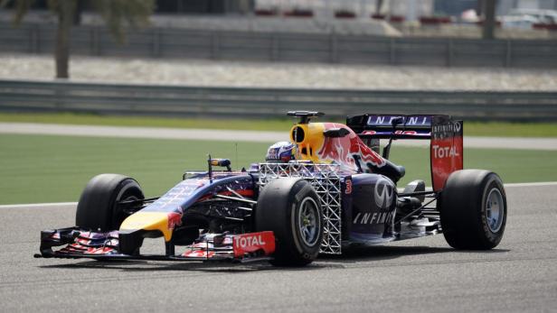 Ein Formel-1-Rennwagen von Red Bull rast auf einer Rennstrecke.