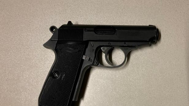 Betrunkener in Superman-Kostüm bedrohte zwei Männer mit Waffe