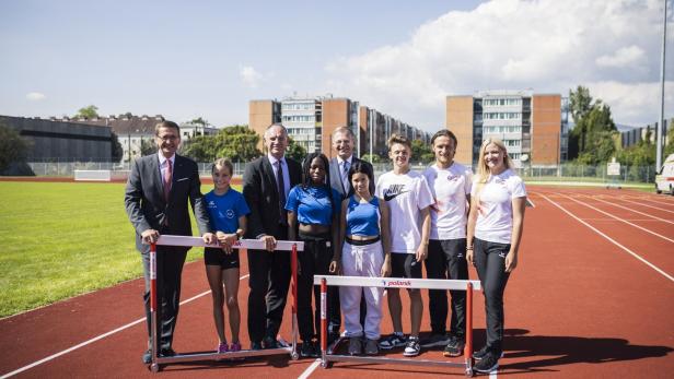 Innenminister Gerhard Karner (3.v. l.), Landeshauptmann Thomas Stelzer (Mi.), Landesrat Markus Achleitner (li.) und die Sporttalente Tiffany Außerwöger, Ashley Boateng, Lea Grubmüller, Kevin Kamenschak sowie Jürgen Aigner und Katharina Strasser (beide Polizei-Sportkader)