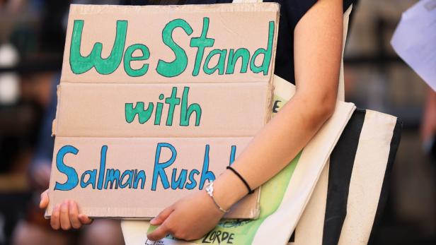 US-NEW-YORK-LITERARY-COMMUNITY-RALLIES-IN-SUPPORT-OF-SALMAN-RUSH Nachfrage nach Rushdies "satanischen Versen" stark gestiegen