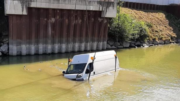 Kleintransporter stürzte in die Donau und ging unter