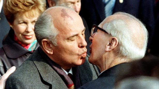 FILE PHOTO: FILE PHOTO 6OCT89 - Soviet Leader Mikhail Gorbachev and his wife, Raisa, are welcomed by East German..
