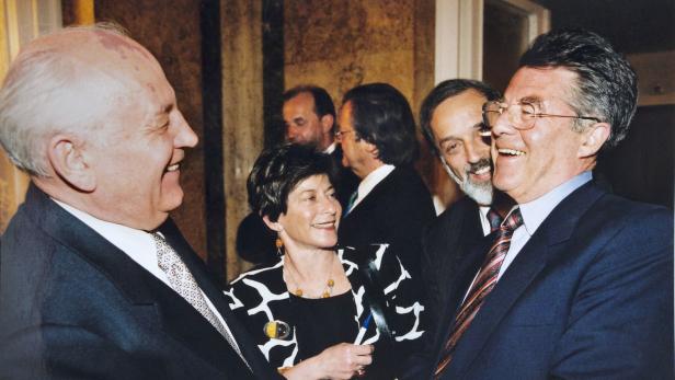 Wien-Besuch im Jahr 2002: Michail Gorbatschow (l.) und Altbundespräsident Heinz Fischer (r.), im Hintergrund rechts: der frühere KURIER-Außenpolitik-Chef und Präsidentensprecher Heinz Nußbaumer