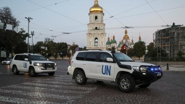 UN-Autos fahren durch Kiew, im Hintergrund ist die Sophienkathedrale zu sehen.
