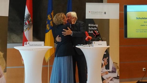 46-190130542 Landesrätin Christiane Teschl-Hofmeister dankte Johann Heuras innig