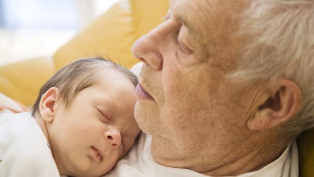 Wilde Gerüchte: Welche Hilfsgelder Babys und Pensionisten wirklich erhalten