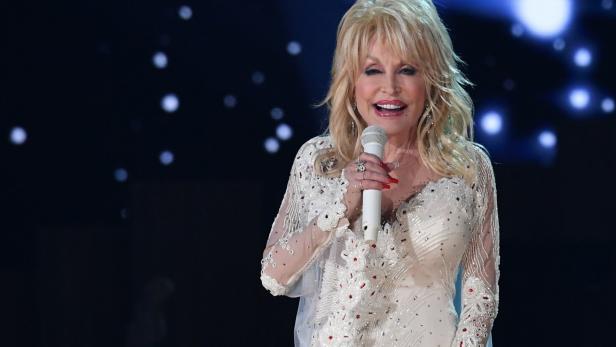 Dolly Parton als Hundemode-Designerin: Neue Kollektion "Doggy Parton"