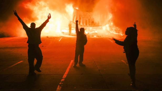 Wut und Zorn entladen sich in Gewalt: Häuser und Autos werden in Brand gesetzt.