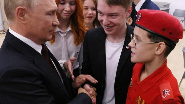 Putin bei einem Besuch an einer Schule in Kaliningrad