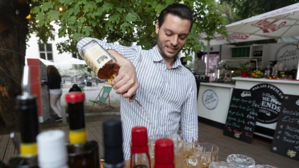 Ein Barkeeper mixt Getränke an einem Stand von „Little Italian“.