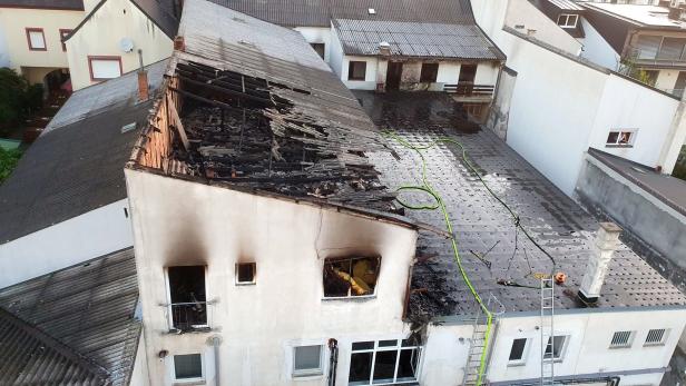 Abbruchhaus auf Hauptplatz in Neusiedl am See stand in Flammen