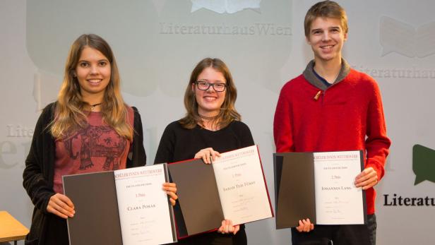 Drei junge Preisträger des Schüler/innen-Wettbewerbs im Literaturhaus Wien präsentieren ihre Urkunden.