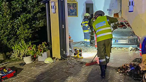 Auto raste in Kapelle: Wrack unter Mauerteilen begraben