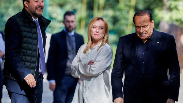 FILE PHOTO: Former Italian Prime Minister and leader of the Forza Italia party Silvio Berlusconi reacts at the end of a meeting with League leader Matteo Salvini and Brothers of Italy leader Giorgia Meloni in Rome Italienischer Rechtspopulistin Meloni: Globalisierung ohne Regeln hat nicht funktioniert