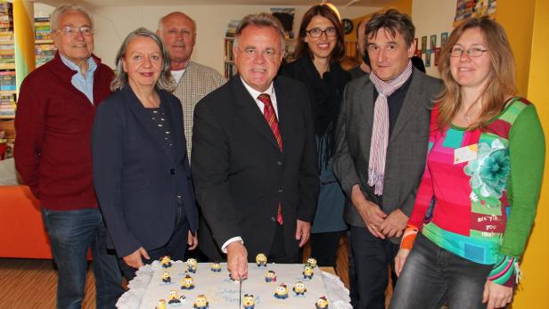 Hans Niessl und Leiterin Lucia Briegl (li.) bei der Jubiläumsfeier