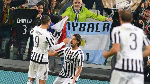 Fußballspieler von Juventus Turin feiern ein Tor vor den Fans.
