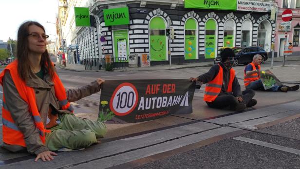 Klimaaktivisten klebten sich am Wiener Gürtel fest