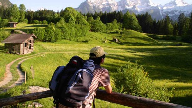 Frau mit Blick auf Jakobsweg - Pilgern