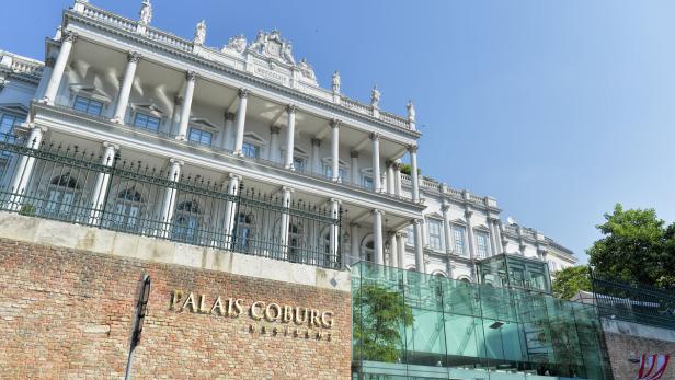 Das Palais Coburg in Wien, ein luxuriöses Hotel und Restaurant, an einem sonnigen Tag.