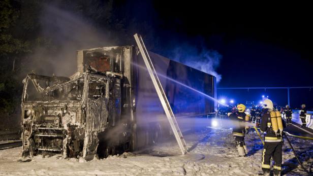 Lkw geriet auf A21 im Bezirk Baden in Brand