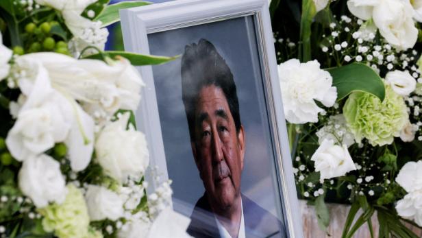 Ex-Premier Abes Verstrickungen mit der Moon-Sekte schocken Japan