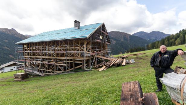 Gebaut, um in die Luft zu fliegen: Die Kosten für diesen Holzkulissenbau in Obertilliach gehören zu den vielen Investitionen rund um den Dreh.