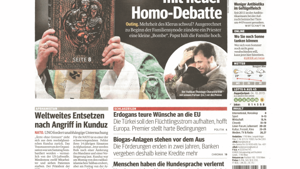 Ein Priester hält eine reich verzierte Bibel vor dem Gesicht, Schlagzeile: „Vatikan kämpft mit neuer Homo-Debatte“.