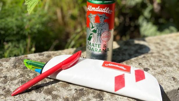 Upcycling: Almdudler macht aus ausrangierten Werbemitteln Accessoires
