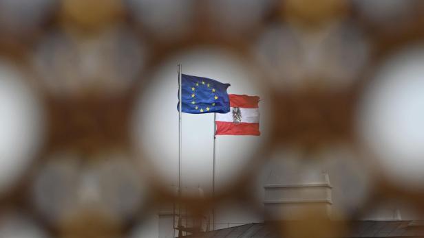 ++ THEMENBILD ++ ÖSTERREICHISCHE FLAGGE / EU-FLAGGE