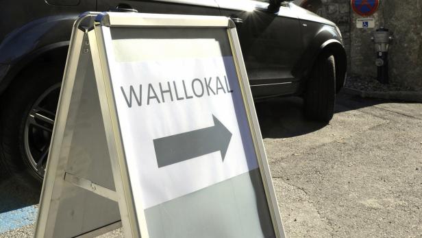 Ein Schild mit der Aufschrift „Wahllokal“ und einem Pfeil nach rechts weist den Weg.