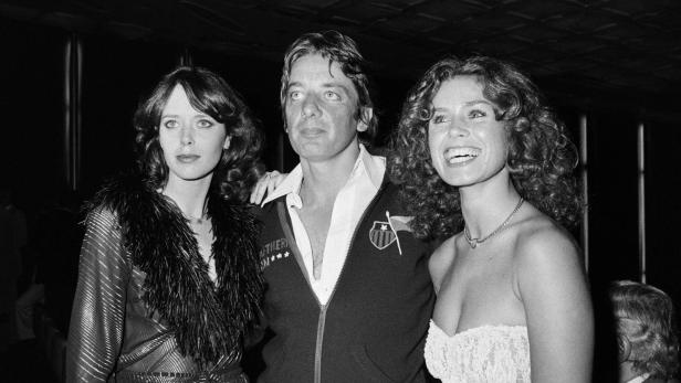 Foto aus 1975: Just Jaeckin mit Sylvia Kristel und Corinne Cléry (r.)