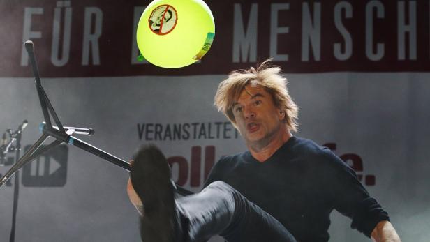 Begeistert vom „tollen, bunten, schlitzohrigen“ Wien: Campino kickt einen Anti-Strache-Ballon weg