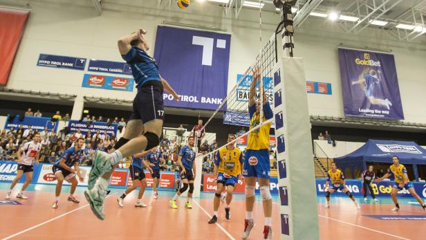 Ein Volleyballspieler schlägt den Ball während eines Spiels.