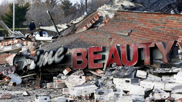 Die Überreste eines zerstörten „Fine Beauty“-Geschäfts mit Trümmern und Ziegelsteinen.