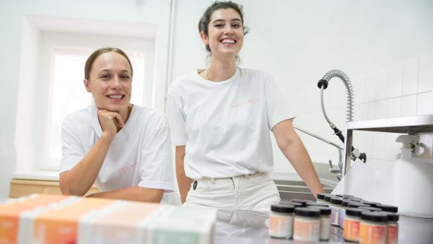 „Cultured“-Gründerinnen Julia Zeitlhuber und Violetta Hradetzky in ihrem Käse-Labor in der Wachau