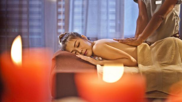 Eine Frau entspannt sich bei einer Rückenmassage in einem Spa.