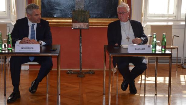 ÖVP-Chef Karl Nehammer (li.) und der Vorsitzende der Bischofskonferenz, Salzburgs Erzbischof Franz Lackner