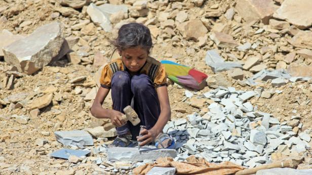 Die etwa 8-jährige Sunita sitzt am 16.05.2013 in Kota, in der indischen Provinz Rajasthan, in einem Steinbruch und arbeitet mit Hammer und Meißel. Tausende Kinder hauen in Steinbrüchen in Indien Pflastersteine für den europäischen Markt. Foto: Doreen Fiedler/dpa (zu dpa &quot;Kleine Hände hauen in Indien Pflastersteine für Europa&quot; vom 11.06.2013) +++(c) dpa - Bildfunk+++