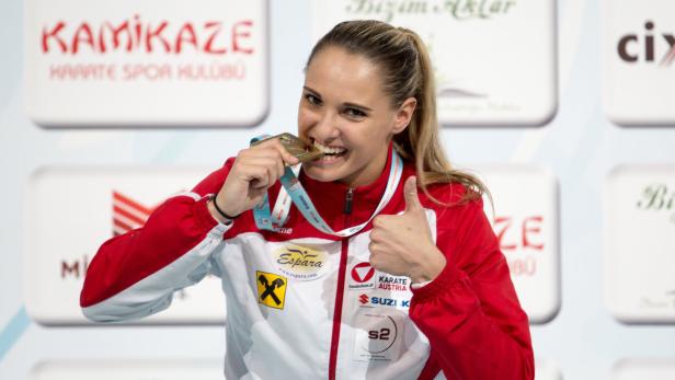 Gewohntes Bild: Alisa Buchinger mit einer Medaille, in diesem Fall EM-Gold 2017