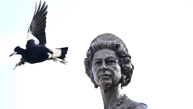 Eine Statue von Queen Elizabeth II.