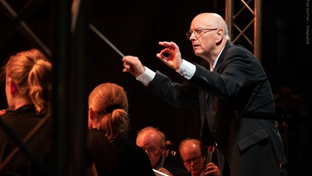 Dirigent Michael Salomon beim Konzert für Wiener Neustadt