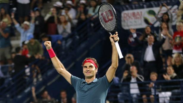 Roger Federer of Switzerland celebrates after defe Roger Federer jubelt über seinen 78. Turniersieg.