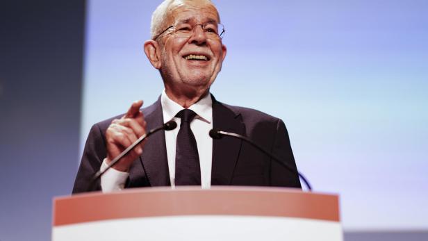 Alexander Van der Bellen hält eine Rede auf einem Podium.