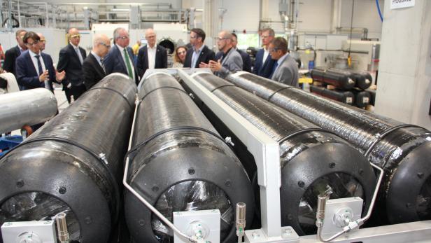 Gäste, darunter Minister Kocher und LH-Stellvertreter Pernkopf, mit Konzern- und Betriebschefs auf Führung durch das Wasserstoffflaschenwerk